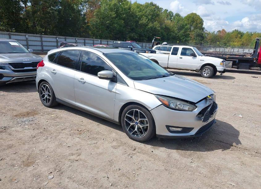 2017 Ford Focus SEL (VIN 1FADP3M2XHL338046) main photo