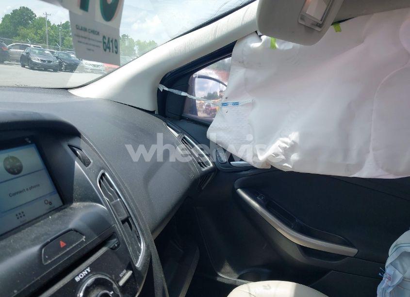 Photo 5 of 2016 Ford Focus TITANIUM (VIN 1FADP3N20GL275763)