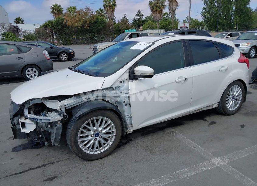 Photo 2 of 2014 Ford Focus TITANIUM (VIN 1FADP3N24EL186050)