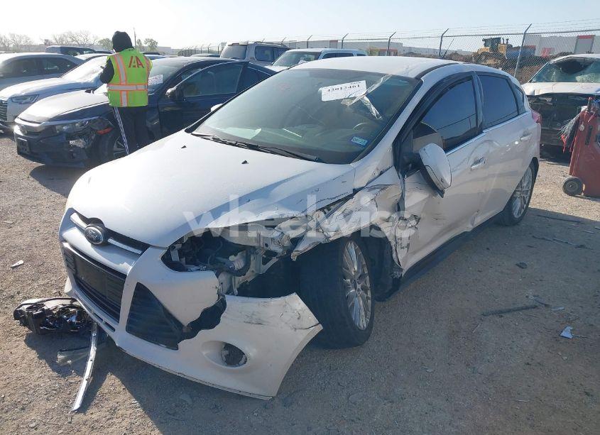 Photo 2 of 2014 Ford Focus TITANIUM (VIN 1FADP3N25EL264660)
