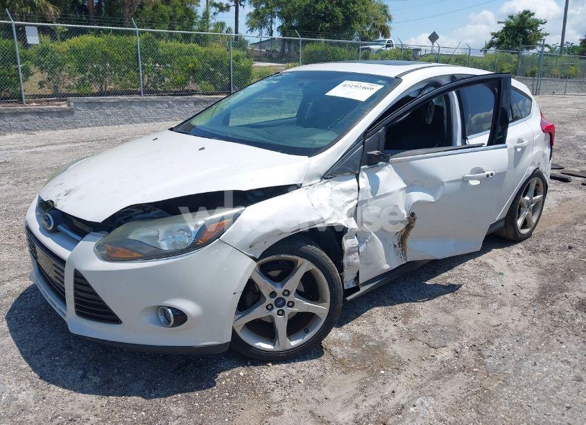 Photo 2 of 2014 Ford Focus TITANIUM (VIN 1FADP3N26EL422410)