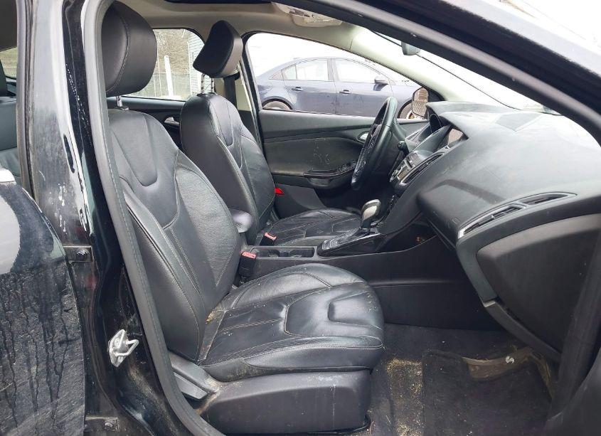 Photo 5 of 2016 Ford Focus TITANIUM (VIN 1FADP3N26GL228141)