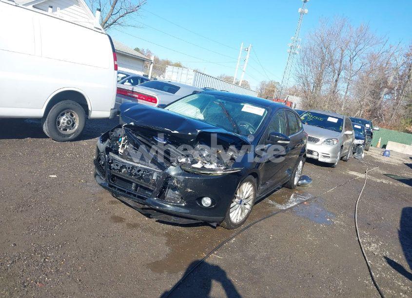 Photo 2 of 2014 Ford Focus TITANIUM (VIN 1FADP3N27EL458462)