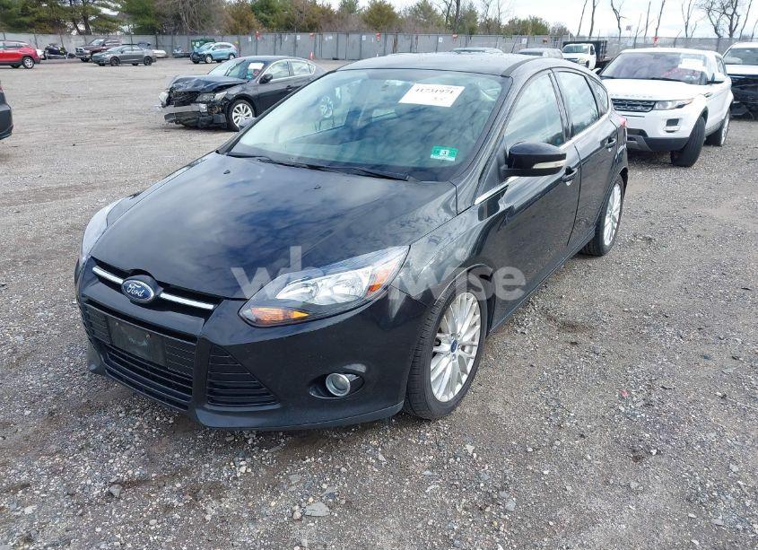 Photo 2 of 2014 Ford Focus TITANIUM (VIN 1FADP3N2XEL435032)