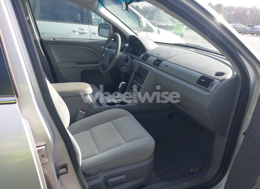 Photo 5 of 2005 Ford Five HUNDRED SE (VIN 1FAFP23155G141205)