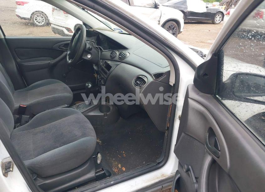 Photo 5 of 2000 Ford Focus LX (VIN 1FAFP33P0YW295695)