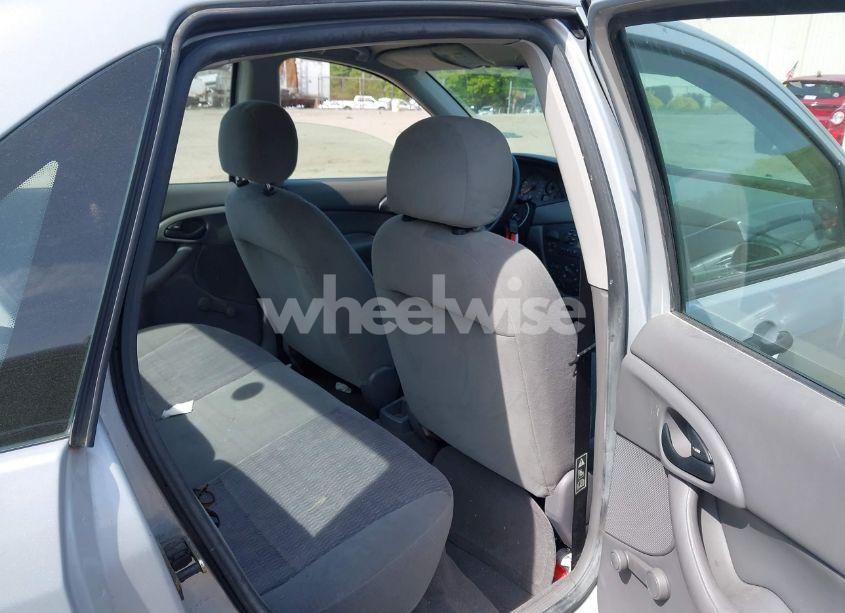 Photo 8 of 2001 Ford Focus LX (VIN 1FAFP33P61W315115)