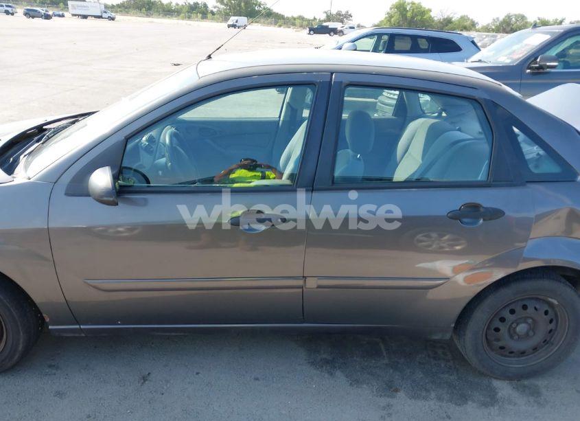 Photo 14 of 2004 Ford Focus SE (VIN 1FAFP34384W189923)