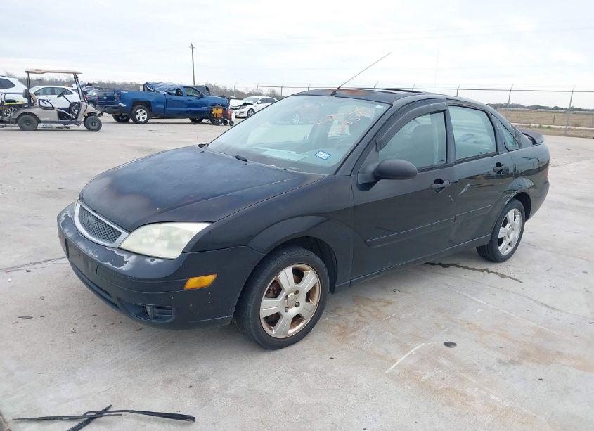 Photo 2 of 2005 Ford Focus ZX4 (VIN 1FAFP34N05W134949)