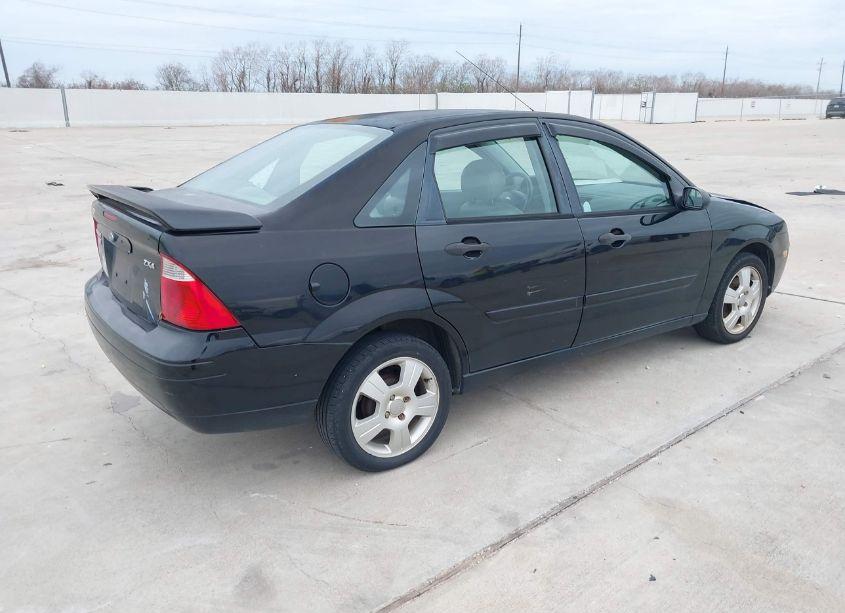 Photo 4 of 2005 Ford Focus ZX4 (VIN 1FAFP34N05W134949)