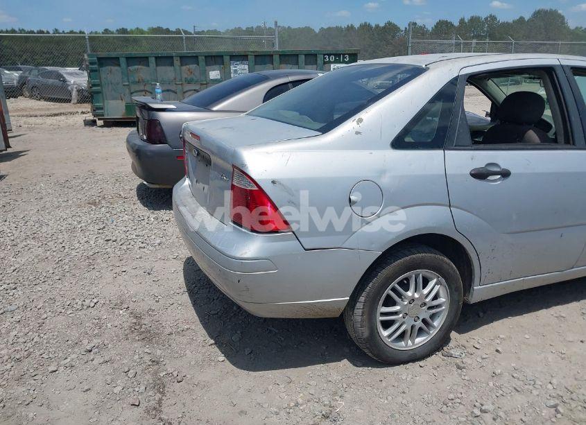Photo 12 of 2005 Ford Focus ZX4 (VIN 1FAFP34N15W281717)