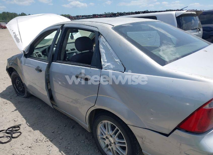 Photo 13 of 2005 Ford Focus ZX4 (VIN 1FAFP34N15W281717)