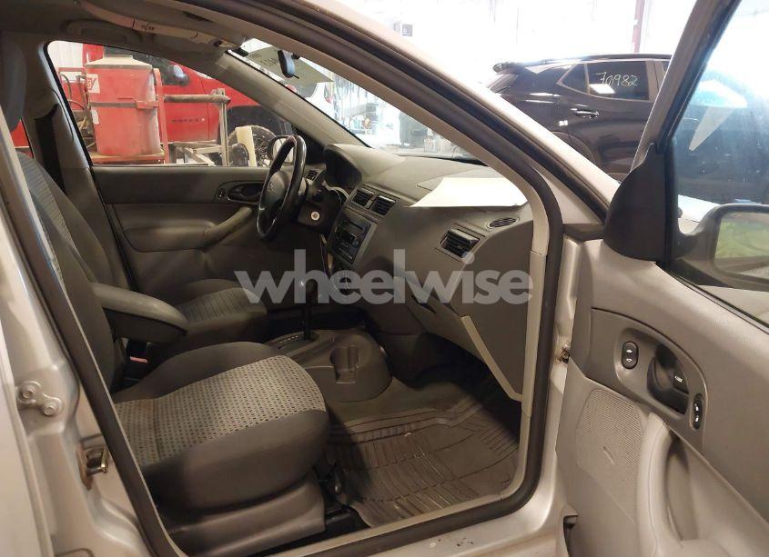 Photo 5 of 2005 Ford Focus ZX4 (VIN 1FAFP34N25W139215)