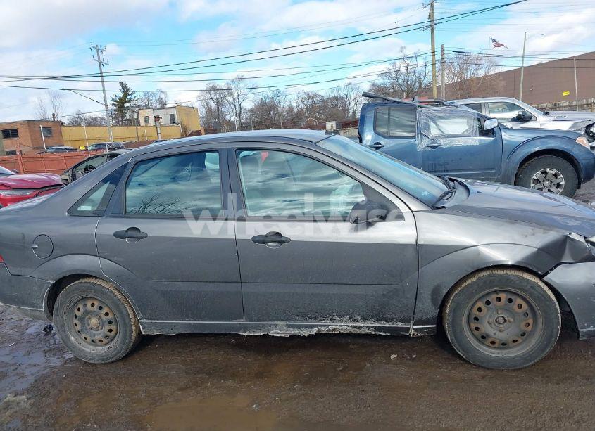 Photo 13 of 2005 Ford Focus ZX4 (VIN 1FAFP34N25W242327)