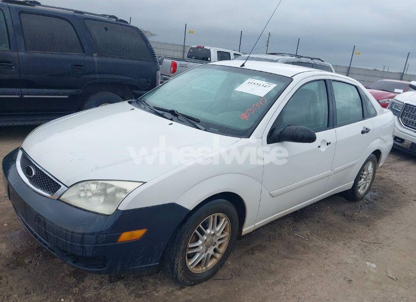 Photo 2 of 2005 Ford Focus ZX4 (VIN 1FAFP34N25W287932)