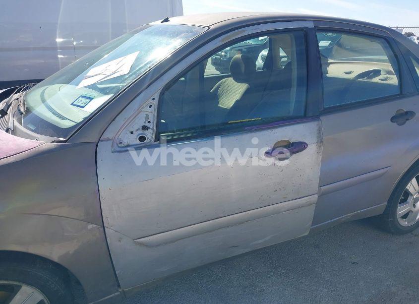 Photo 14 of 2005 Ford Focus ZX4 (VIN 1FAFP34N25W313591)