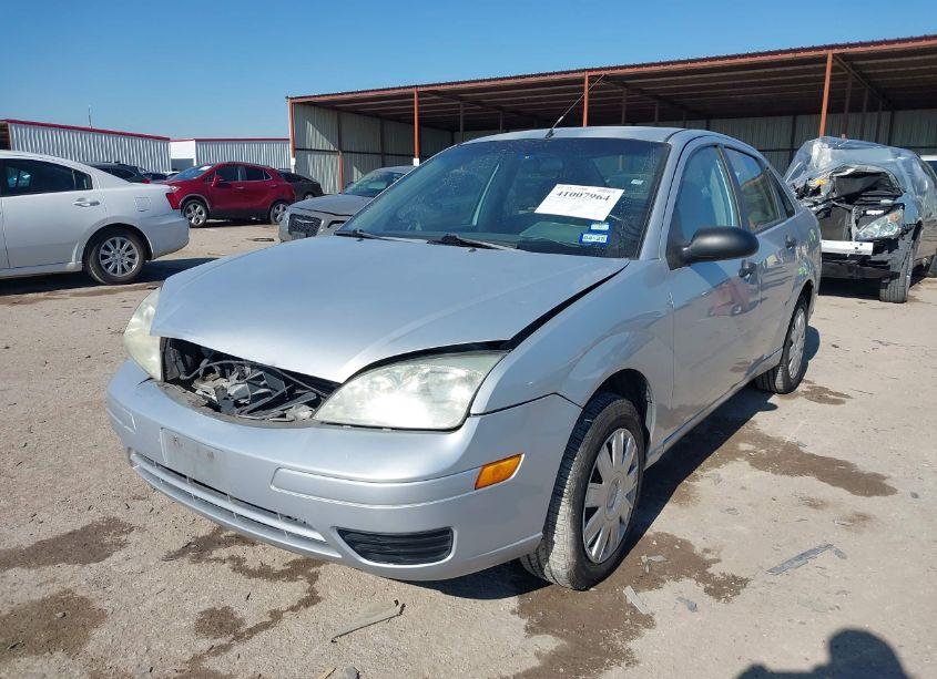 Photo 2 of 2005 Ford Focus ZX4 (VIN 1FAFP34N35W210583)