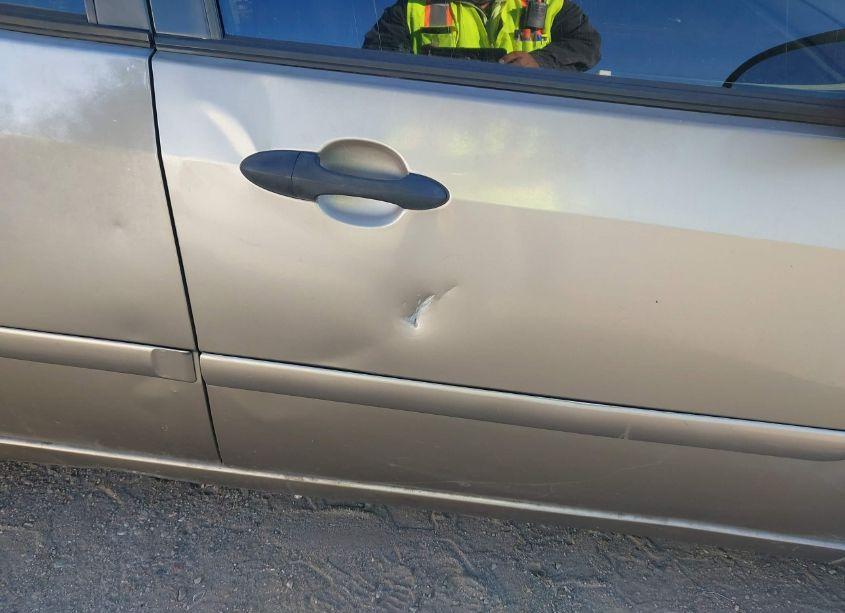 Photo 6 of 2005 Ford Focus ZX4 (VIN 1FAFP34N35W220787)