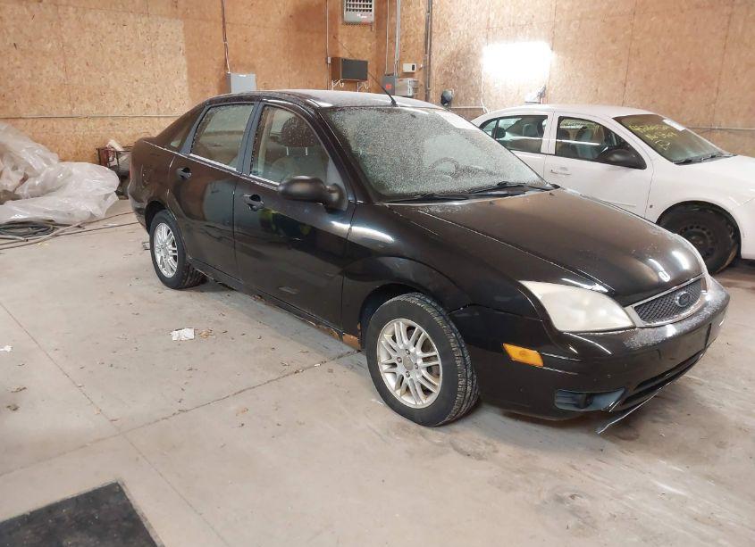 2005 Ford Focus ZX4 (VIN 1FAFP34N35W300977) main photo