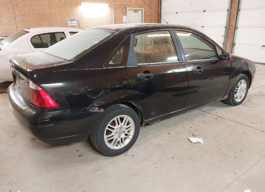 Photo 4 of 2005 Ford Focus ZX4 (VIN 1FAFP34N35W300977)