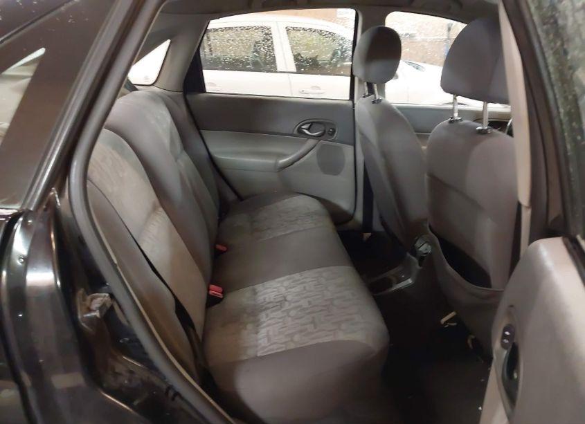 Photo 8 of 2005 Ford Focus ZX4 (VIN 1FAFP34N35W300977)