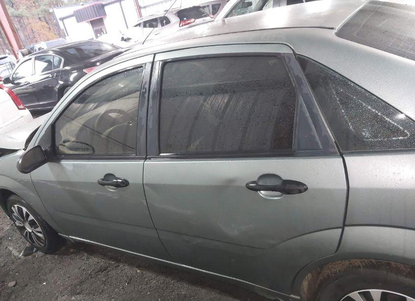 Photo 14 of 2005 Ford Focus ZX4 (VIN 1FAFP34N45W194281)