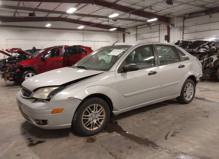 Photo 2 of 2007 Ford Focus S/SE/SES (VIN 1FAFP34N47W258631)