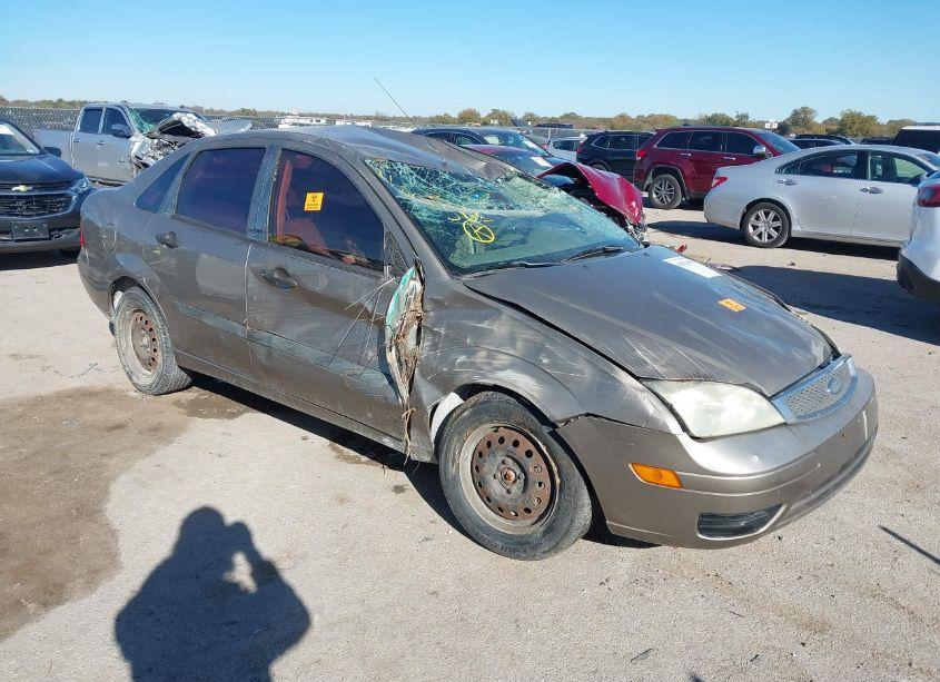 2005 Ford Focus ZX4 (VIN 1FAFP34N55W229569) main photo