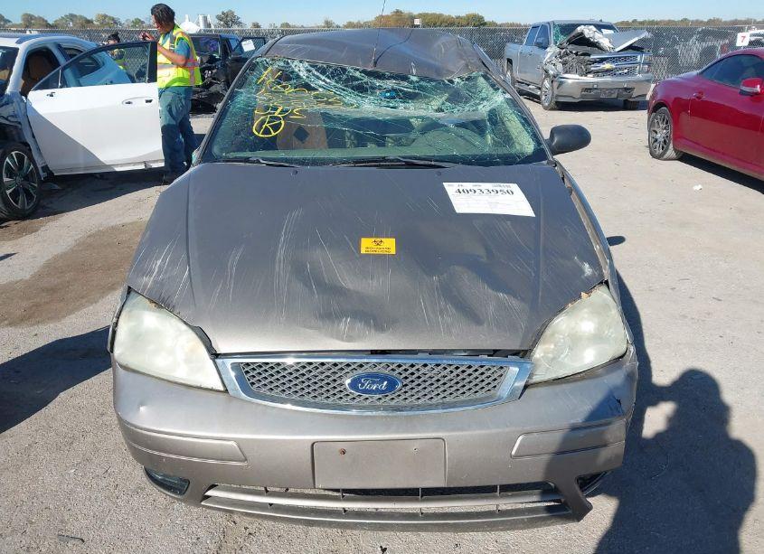 Photo 12 of 2005 Ford Focus ZX4 (VIN 1FAFP34N55W229569)