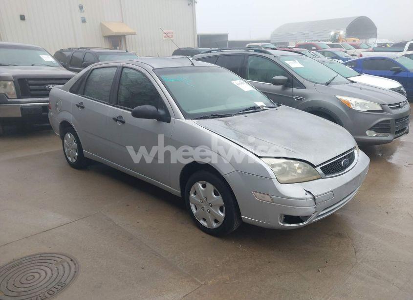 2005 Ford Focus ZX4 (VIN 1FAFP34N55W235517) main photo