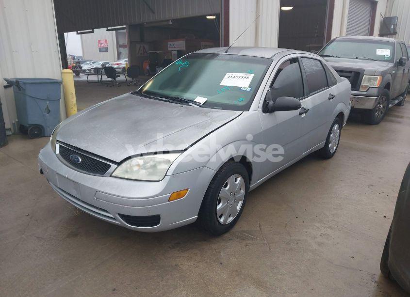 Photo 2 of 2005 Ford Focus ZX4 (VIN 1FAFP34N55W235517)