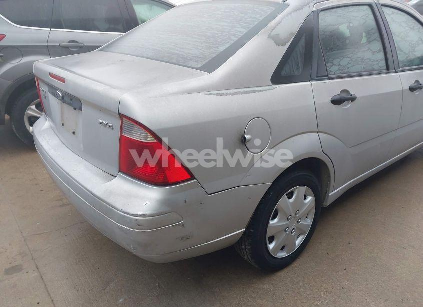 Photo 6 of 2005 Ford Focus ZX4 (VIN 1FAFP34N55W235517)