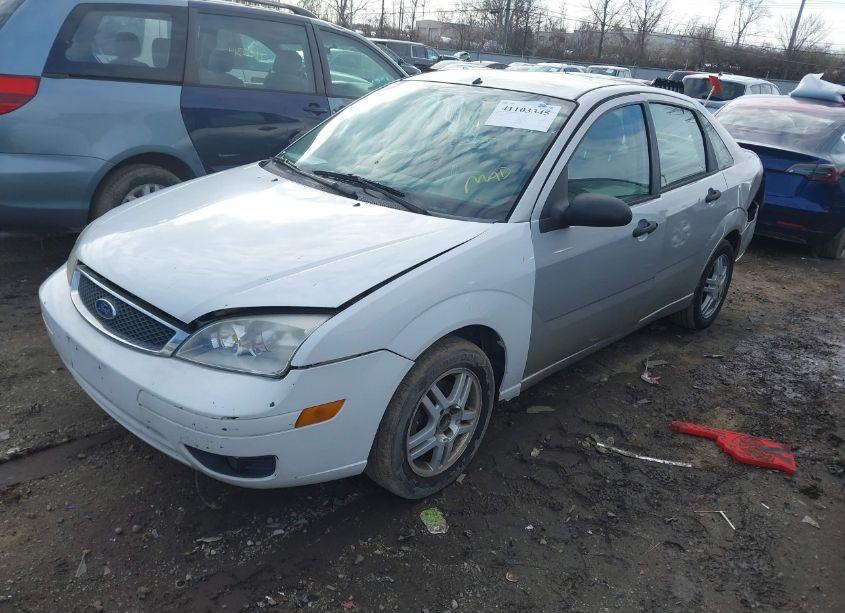 Photo 2 of 2005 Ford Focus ZX4 (VIN 1FAFP34N65W134910)
