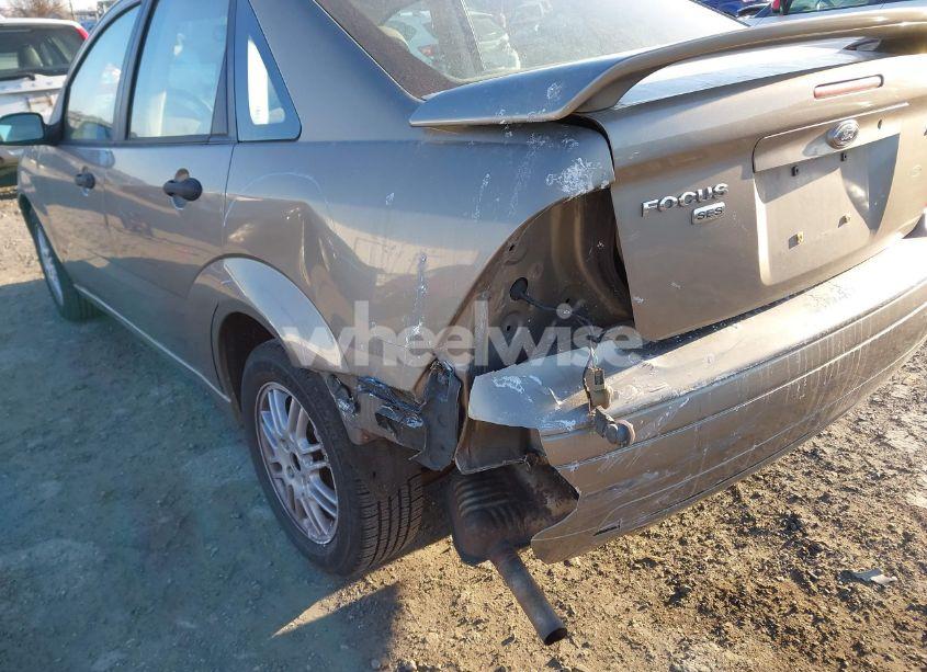 Photo 6 of 2005 Ford Focus ZX4 (VIN 1FAFP34N65W193732)