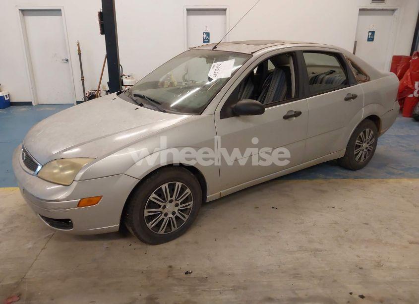 Photo 2 of 2005 Ford Focus ZX4 (VIN 1FAFP34N65W306112)