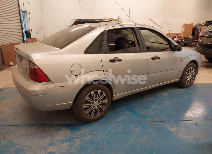 Photo 4 of 2005 Ford Focus ZX4 (VIN 1FAFP34N65W306112)