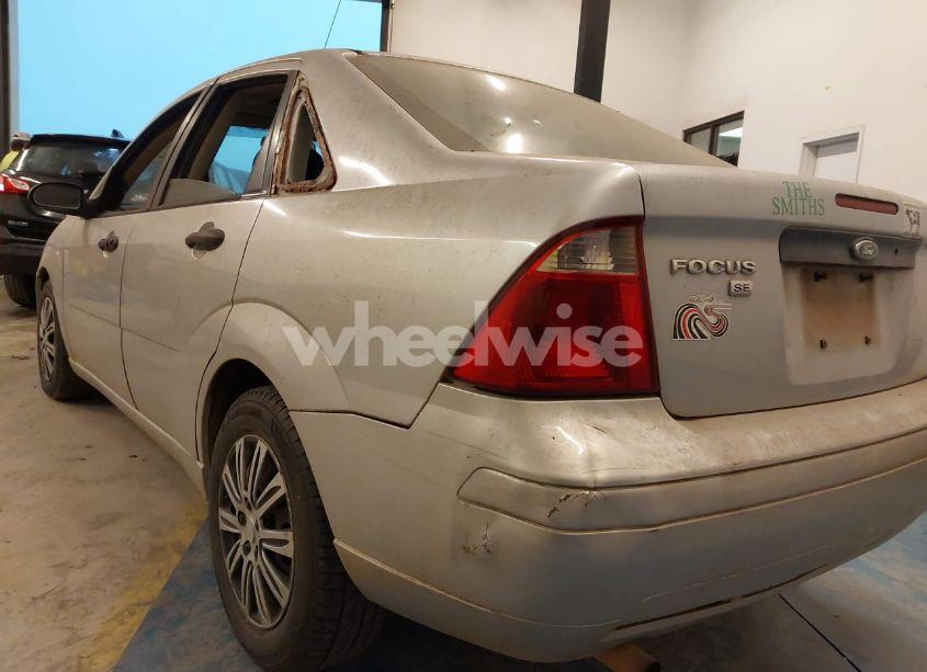 Photo 6 of 2005 Ford Focus ZX4 (VIN 1FAFP34N65W306112)