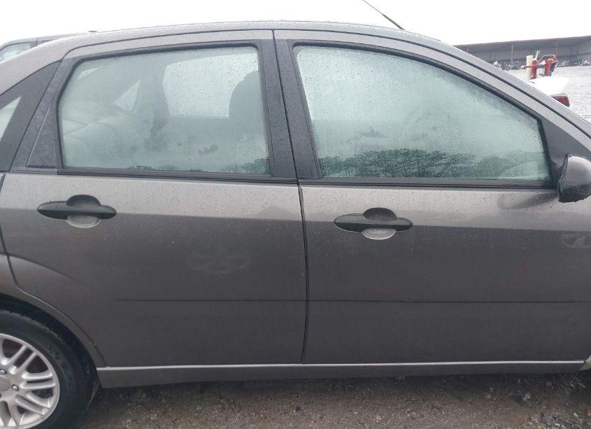 Photo 13 of 2005 Ford Focus ZX4 (VIN 1FAFP34N85W158920)