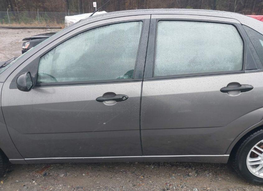 Photo 14 of 2005 Ford Focus ZX4 (VIN 1FAFP34N85W158920)