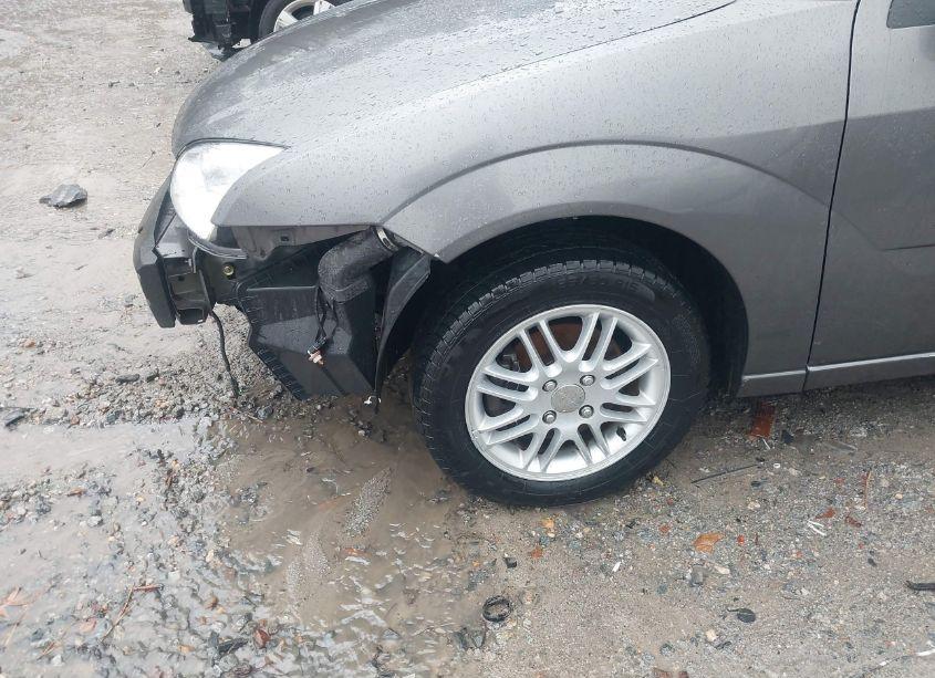 Photo 20 of 2005 Ford Focus ZX4 (VIN 1FAFP34N85W158920)