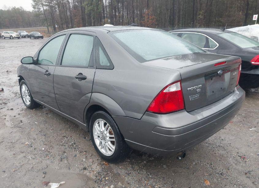 Photo 3 of 2005 Ford Focus ZX4 (VIN 1FAFP34N85W158920)