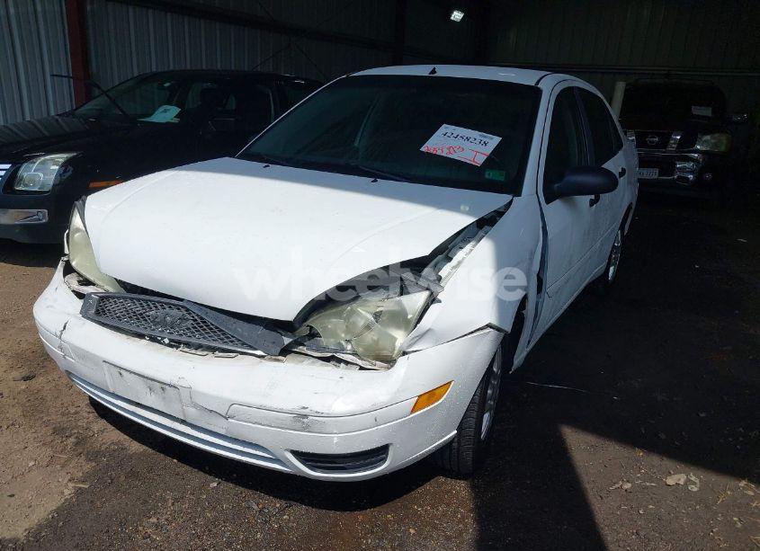 Photo 2 of 2005 Ford Focus ZX4 (VIN 1FAFP34N95W173118)