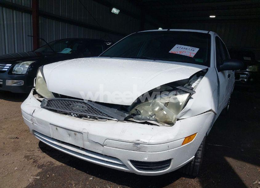 Photo 6 of 2005 Ford Focus ZX4 (VIN 1FAFP34N95W173118)