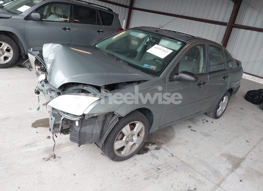 Photo 2 of 2005 Ford Focus ZX4 (VIN 1FAFP34N95W200110)