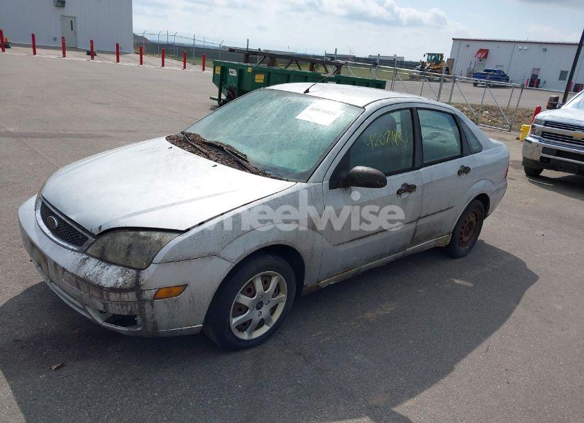 Photo 2 of 2005 Ford Focus ZX4 (VIN 1FAFP34N95W233320)