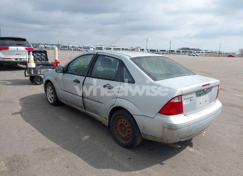 Photo 3 of 2005 Ford Focus ZX4 (VIN 1FAFP34N95W233320)