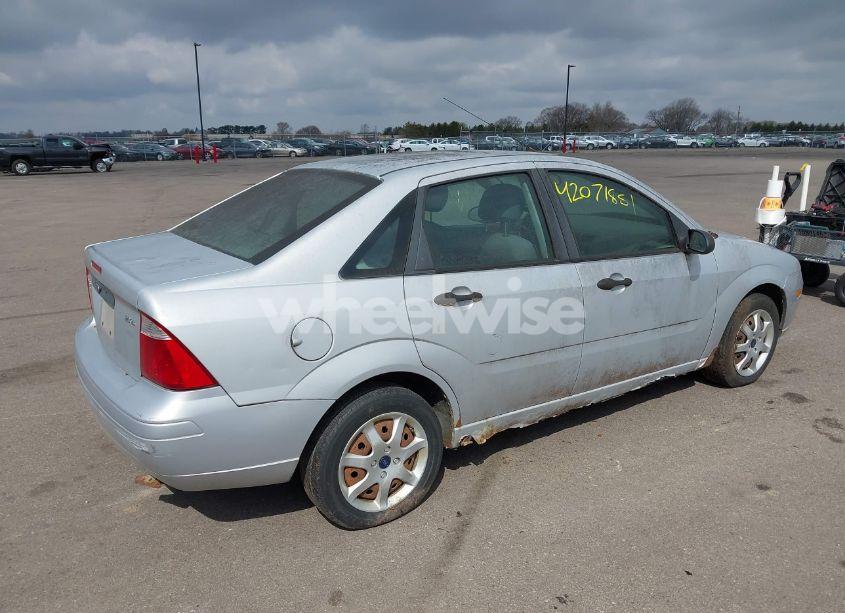 Photo 4 of 2005 Ford Focus ZX4 (VIN 1FAFP34N95W233320)
