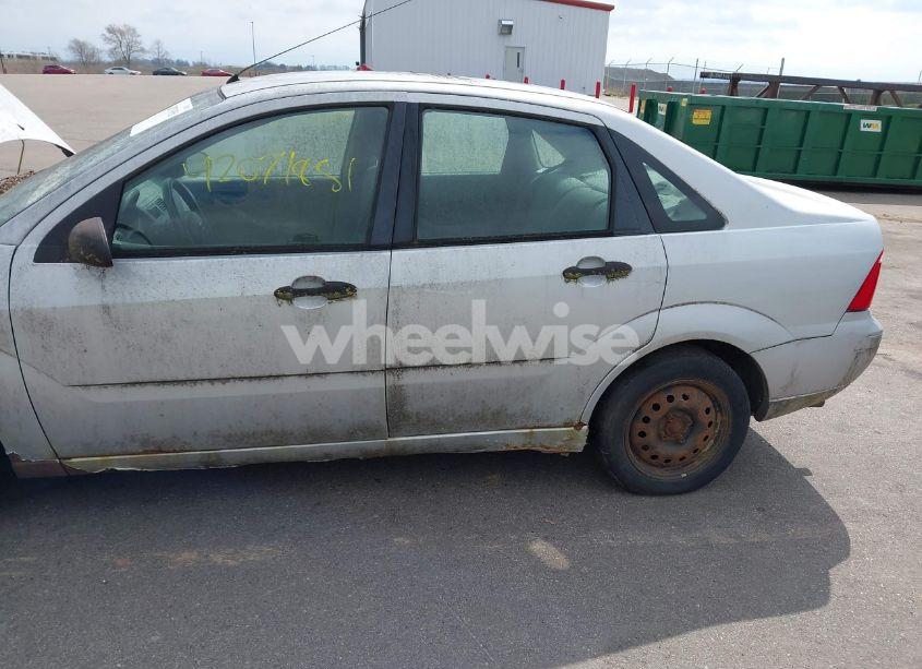 Photo 6 of 2005 Ford Focus ZX4 (VIN 1FAFP34N95W233320)