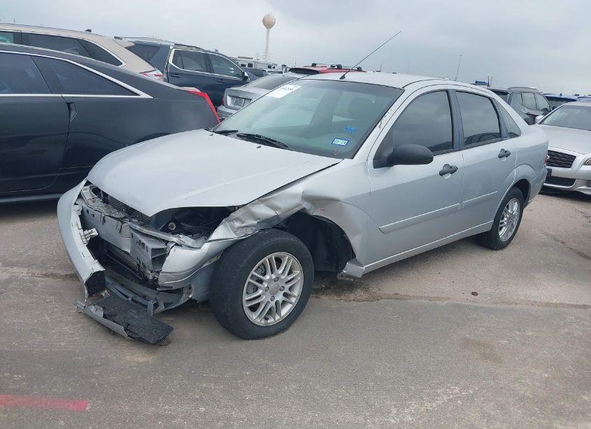 Photo 2 of 2005 Ford Focus ZX4 (VIN 1FAFP34N95W270934)