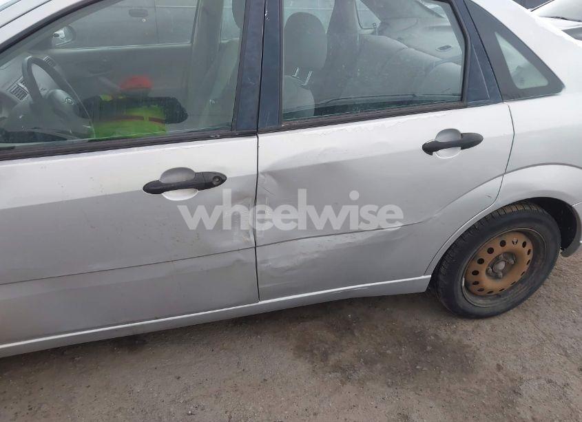 Photo 6 of 2005 Ford Focus ZX4 (VIN 1FAFP34N95W298006)